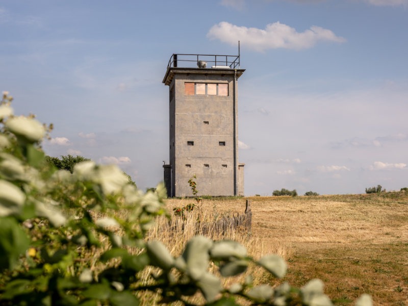 beton-restaurierung-sichtbeton-denkmal-ddr-grenzturm-beconart-gruen-bleckede-elbe-800×600-1.jpg
